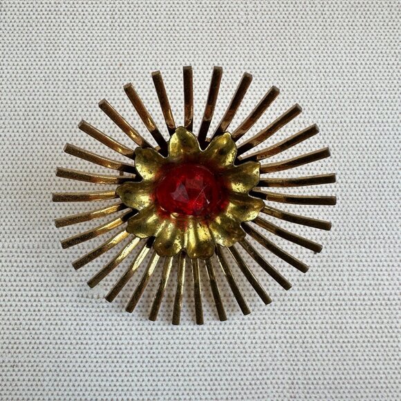 Vintage 1930s Brass Sunburst Brooch with Red Rhinestone Center 2" C Clasp - Picture 3 of 8